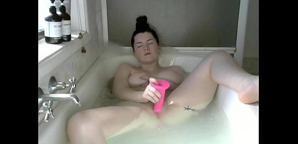  Sexy Teen Fucks Herself in the Bath